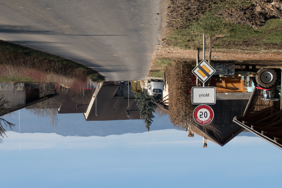 'Remise du panneau � l\'endroit... pourquoi ils les retournent l�-bas ?'